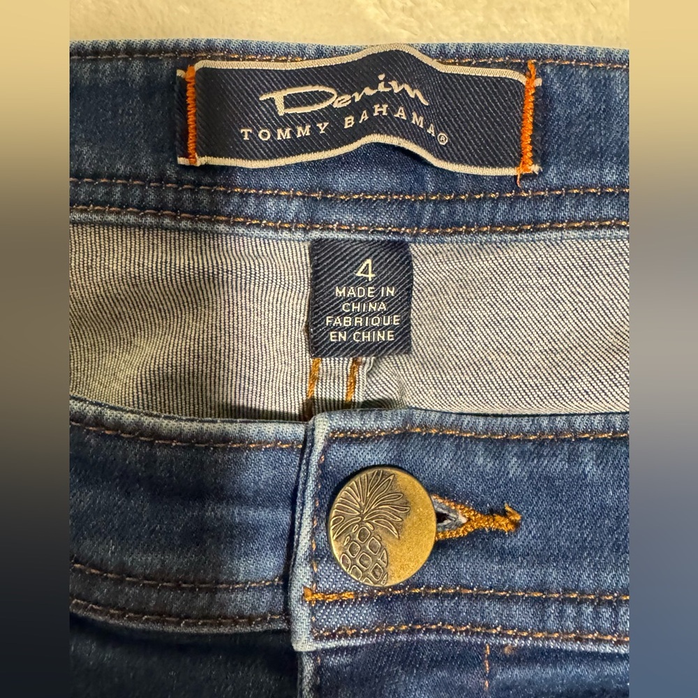 Tommy Bahama Denim Jeans Boyfriend Fit Size 4 Wash Sea Style# TW1495